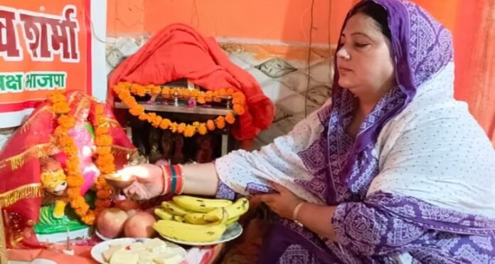 BJP Muslim leader Ruby Asif Khan She installs Idols in her home.