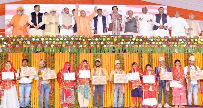 CM Yogi in Mass Marriage CM Yogi