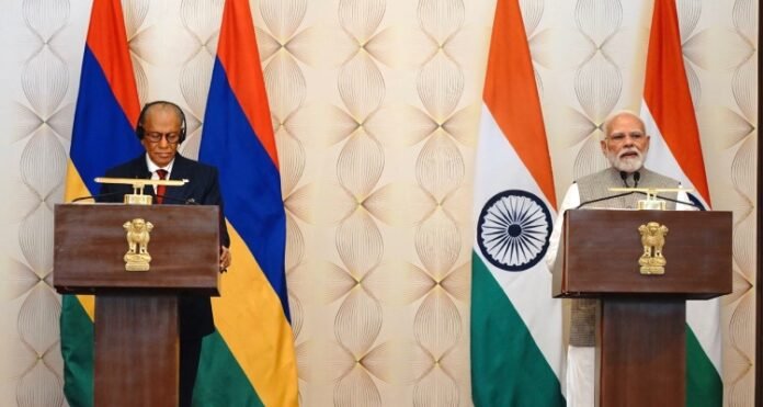 PM Modi and PM Ramgoolam Both leaders meets in Varanasi