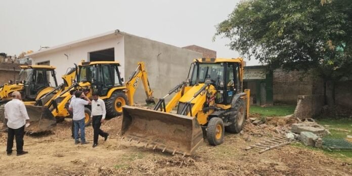 Illegal Imam Bara, Mazar and Eidgah Built on Government Land in Sambhal: Bulldozers Roll In Before CM Yogi's Visit, Action Follows Court Order